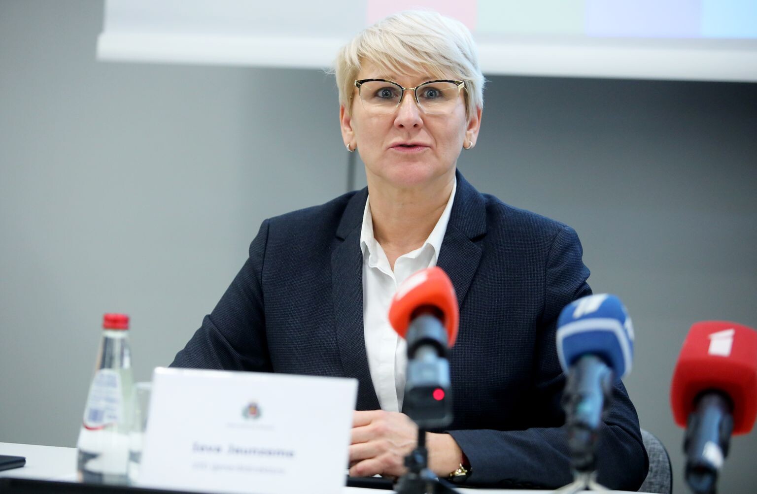 Ašeradens VID ģenerāldirektorei izsaka aizrādījumu un ļauj turpināt darbu