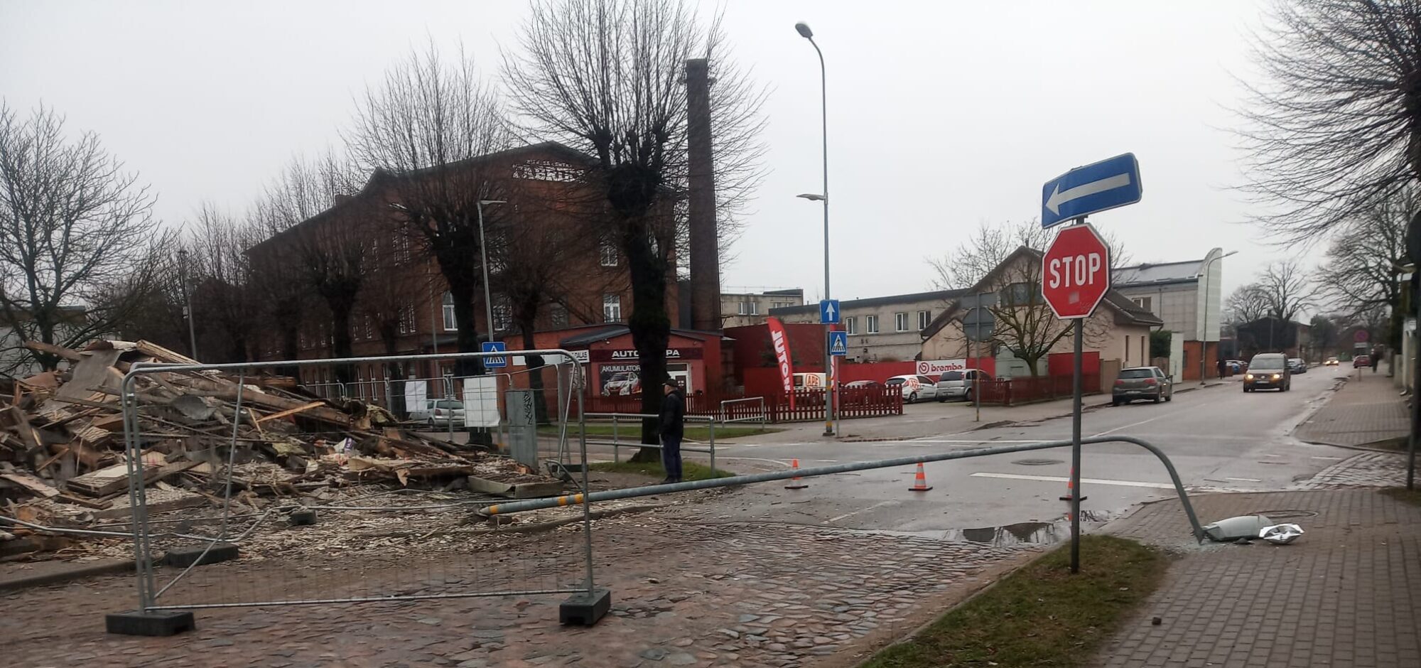 Nojaucama māja paķer līdzi apgaismes stabu