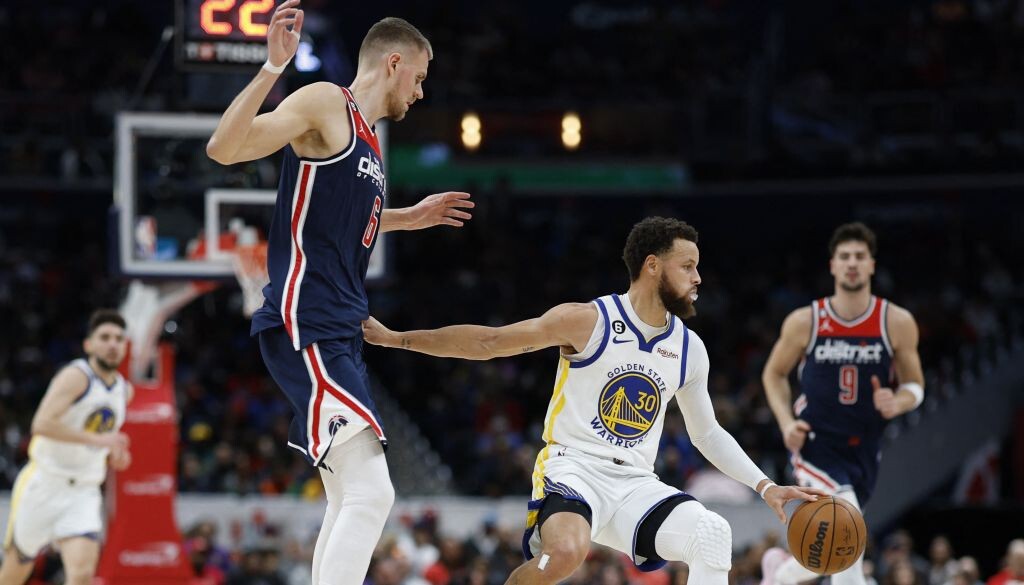 Porziņģis “uguņo” pirmajā puslaikā, “Wizards” aizraujošā spēlē piekāpjas čempionei “Warriors”