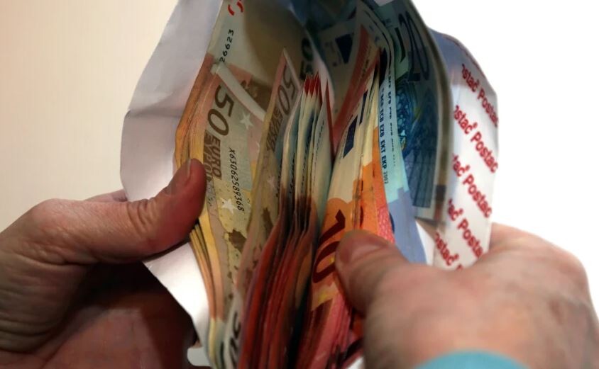 VUGD amatpersonām par 600 eiro kukuļa ņemšanu piespriež reālu brīvības atņemšanu