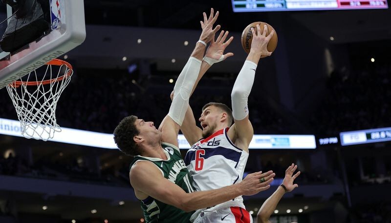 Porziņģim 22 punkti “Wizards” zaudējumā “Bucks” vienībai