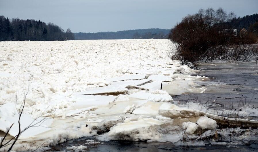 Aiviekstes upē un Daugavā pie Zeļķu tilta turpinās ūdens līmeņa celšanās, Pļaviņās gatavojas plūdiem