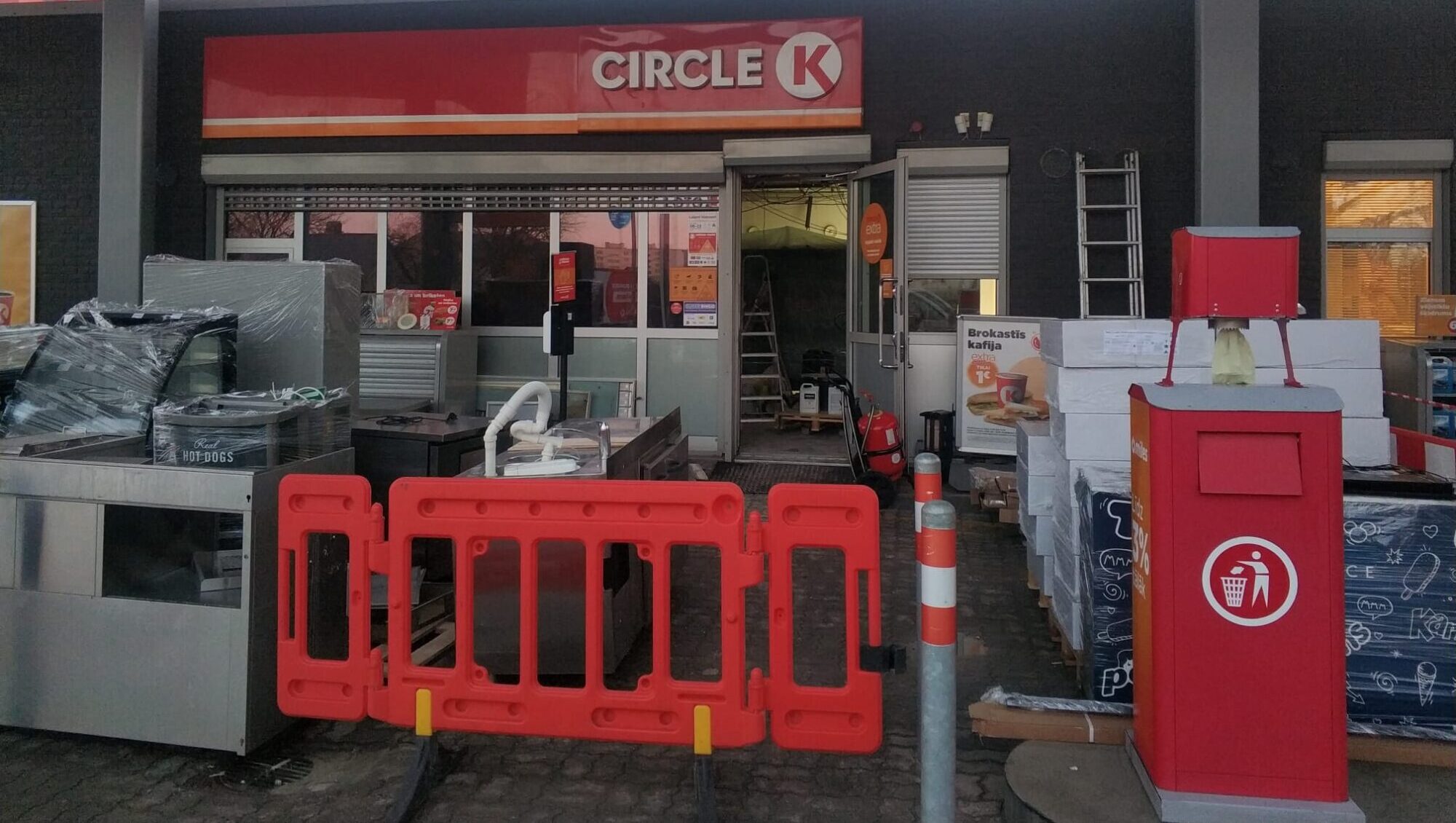 Rekonstruē Ganību ielas “Circle K” veikalu