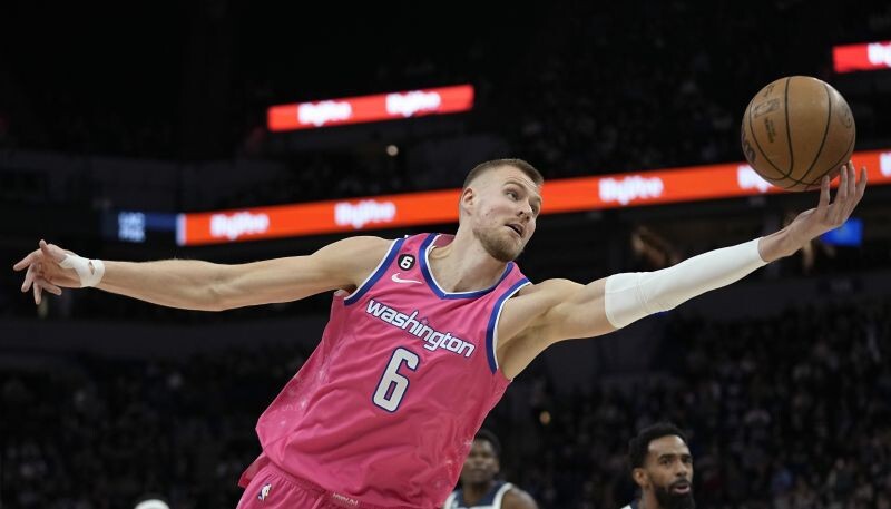 Porziņģim pusnaktī vēl viens duelis pret ”Raptors”