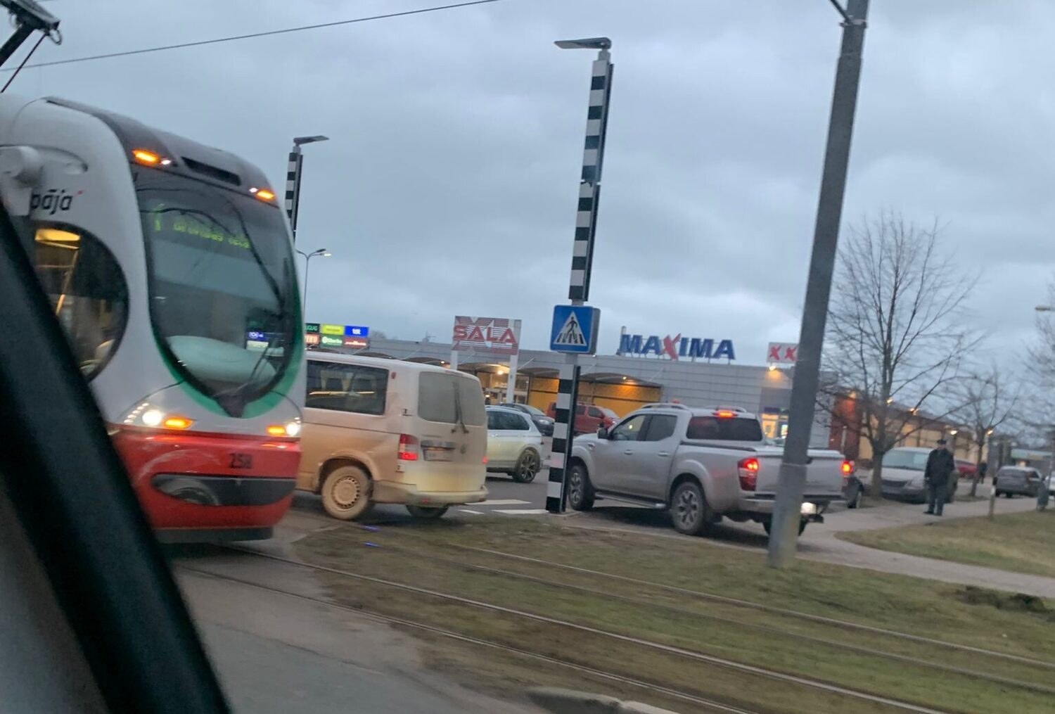 Foto: Nelegāli rauj pa kreisi, bet tramvajs tādu mīlestību nepiedod