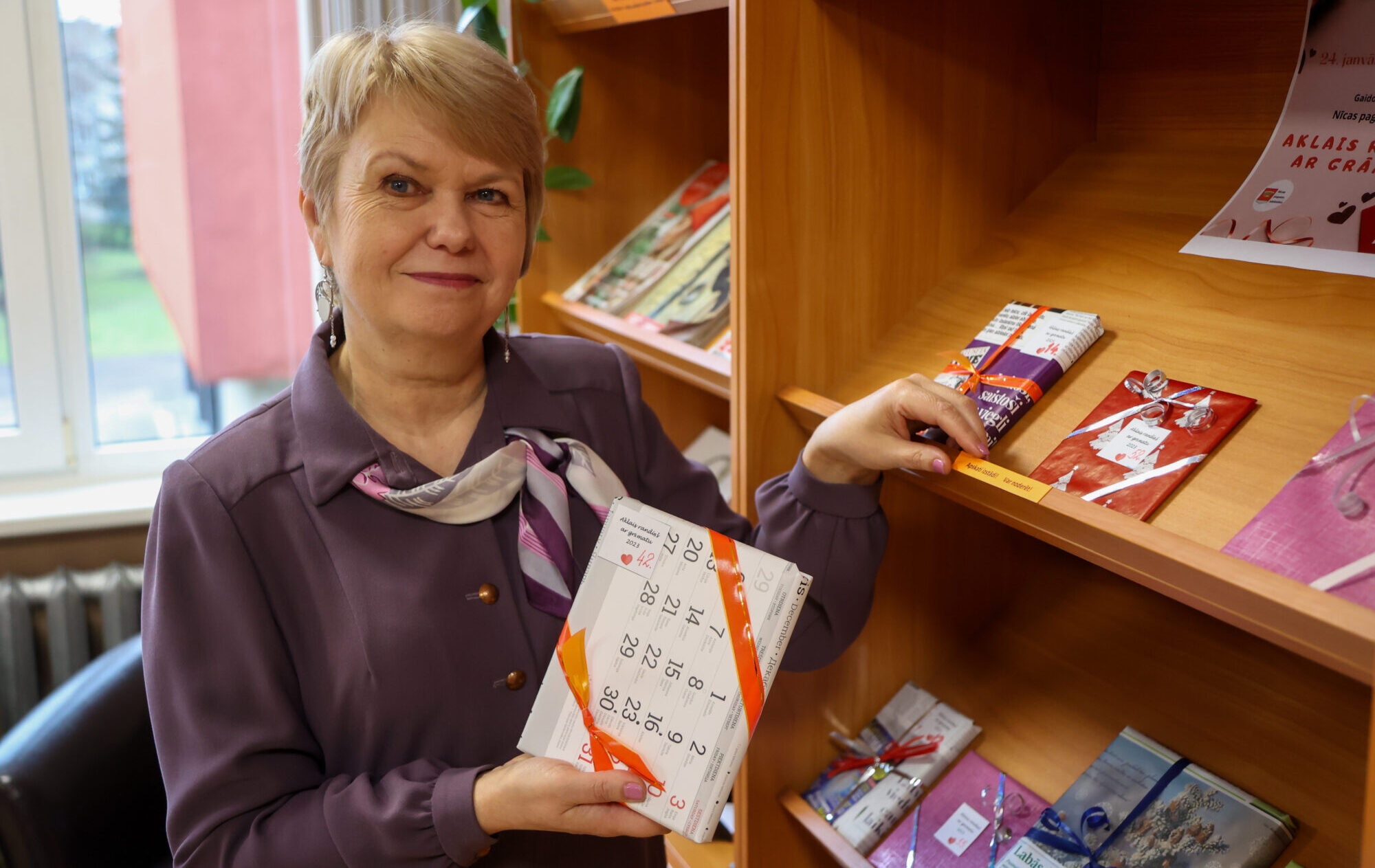 Meklēt sirdsāķīti grāmatas veidolā. Nīcas bibliotēkā tika organizēta akcija “Aklais randiņš ar grāmatu”