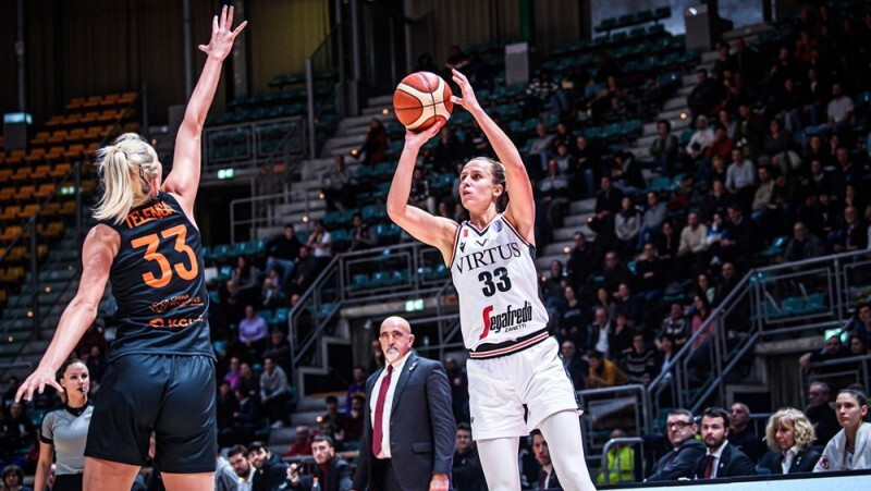 WNBA komanda Dalasas “Wings” paraksta līgumu ar Kitiju Laksu