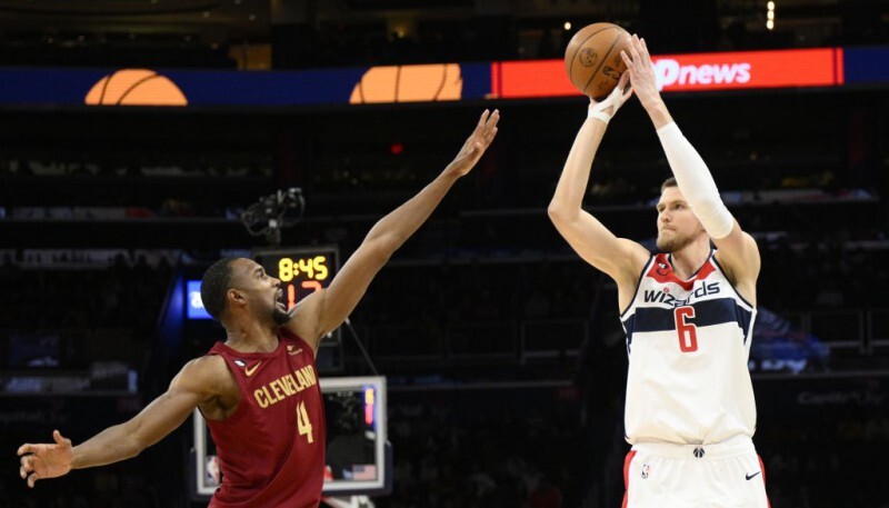 Porziņģim 18+7, “Wizards” bez Bīla un Kuzmas piekāpjas “Cavaliers”