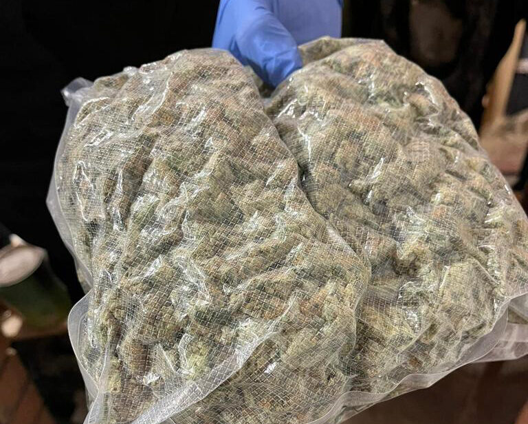 Rīgā policija pie organizētas grupas atrod divus kilogramus narkotiku un šaujamieročus