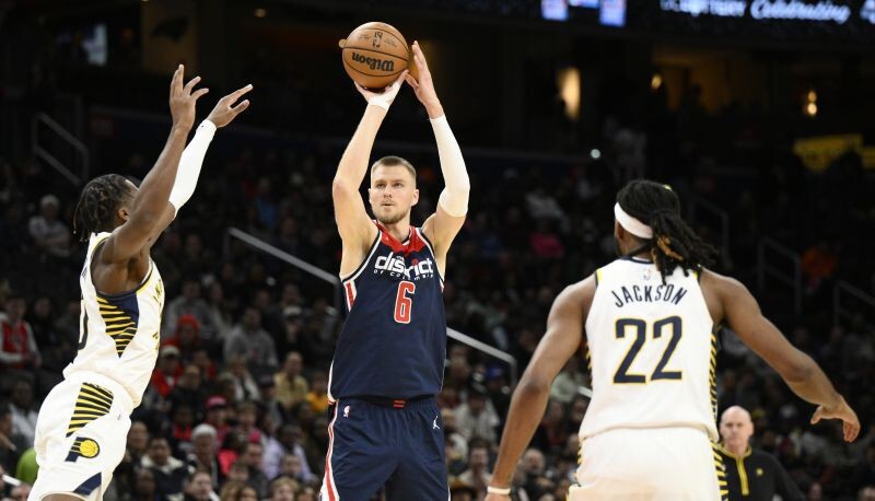 Porziņģim 17+10, “Wizards” uzvar un paceļas uz devīto vietu Austrumos