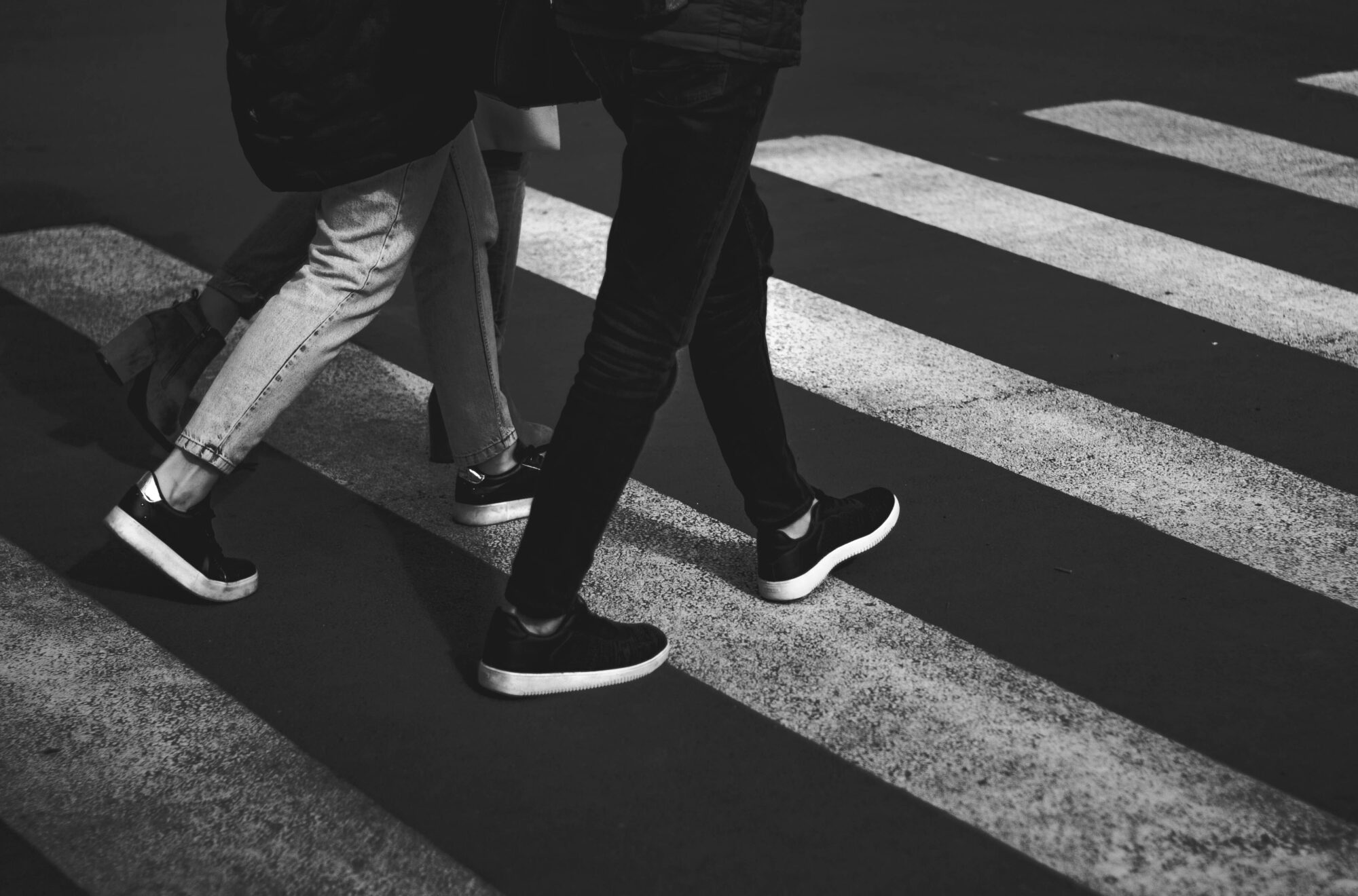 Brīvības ielā uzbrauc meitenei, iespējams, gājusi pie sarkanās gaismas