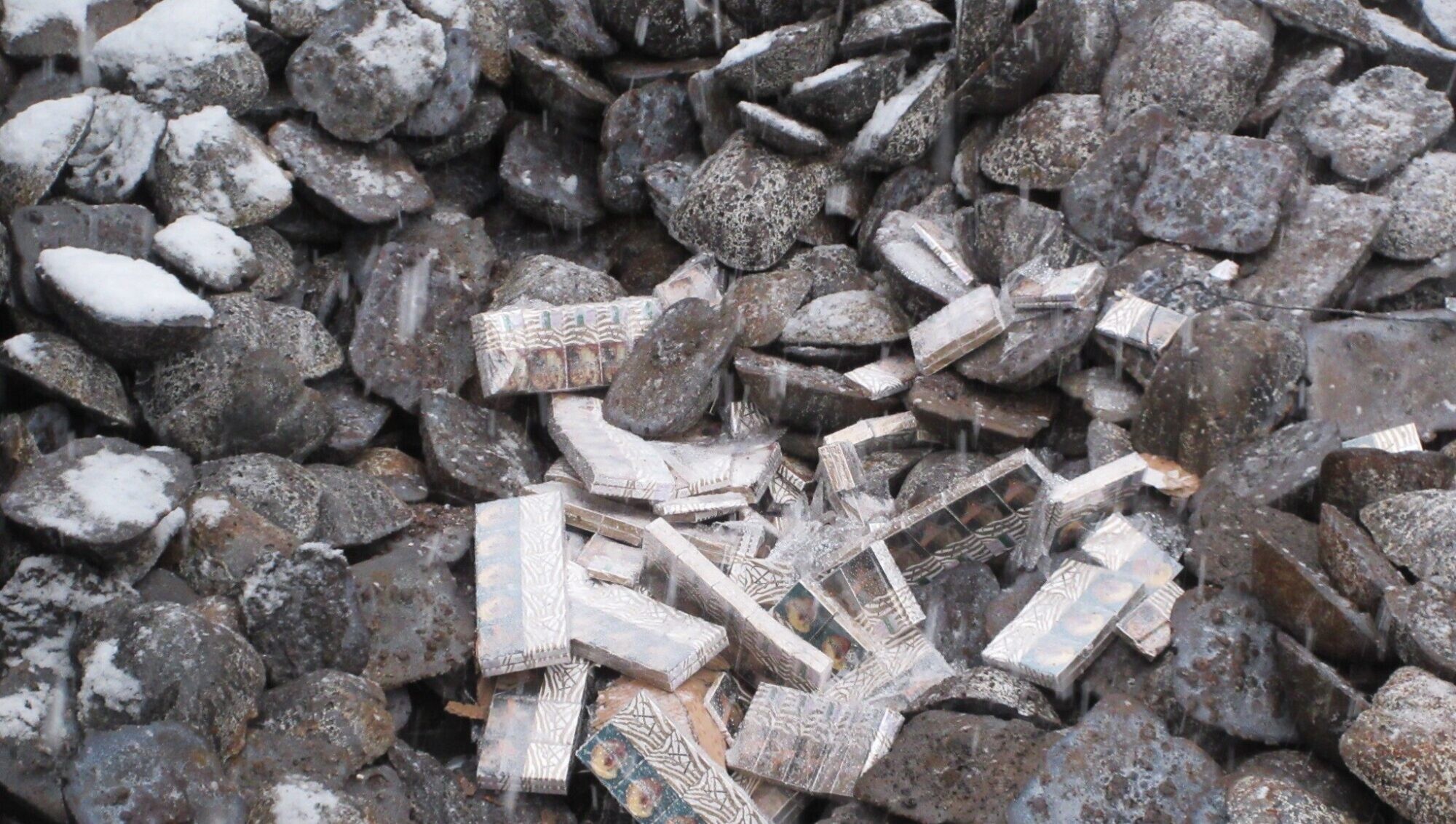 Kravas vilcienos atrod gandrīz 7000 paciņas kontrabandas cigarešu