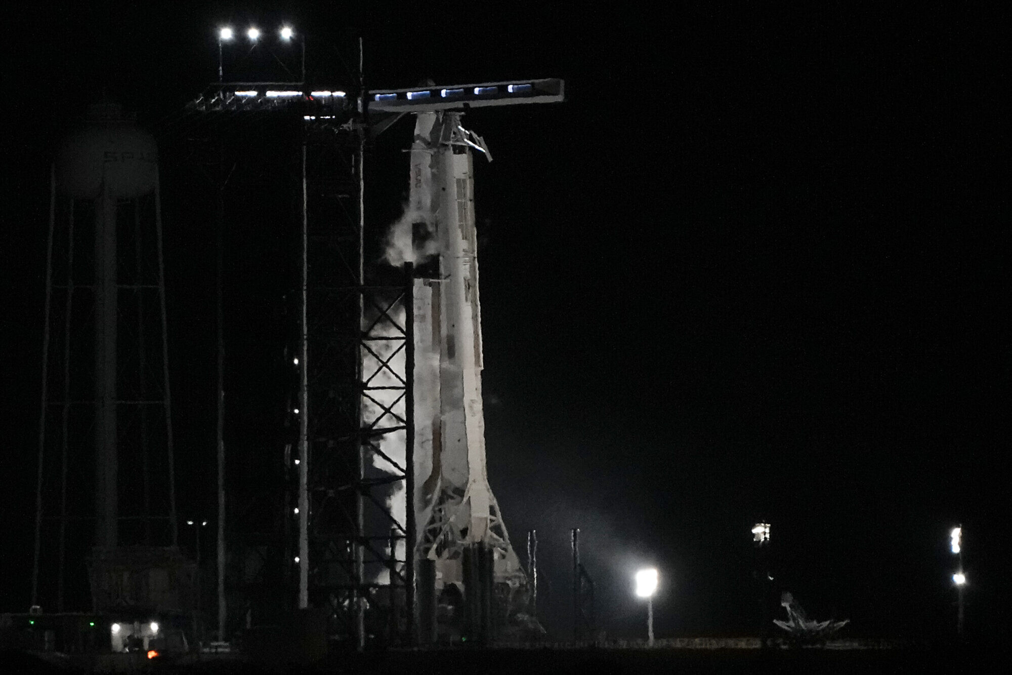 Tehnisku problēmu dēļ atlikts “SpaceX” kosmosa kuģa starts