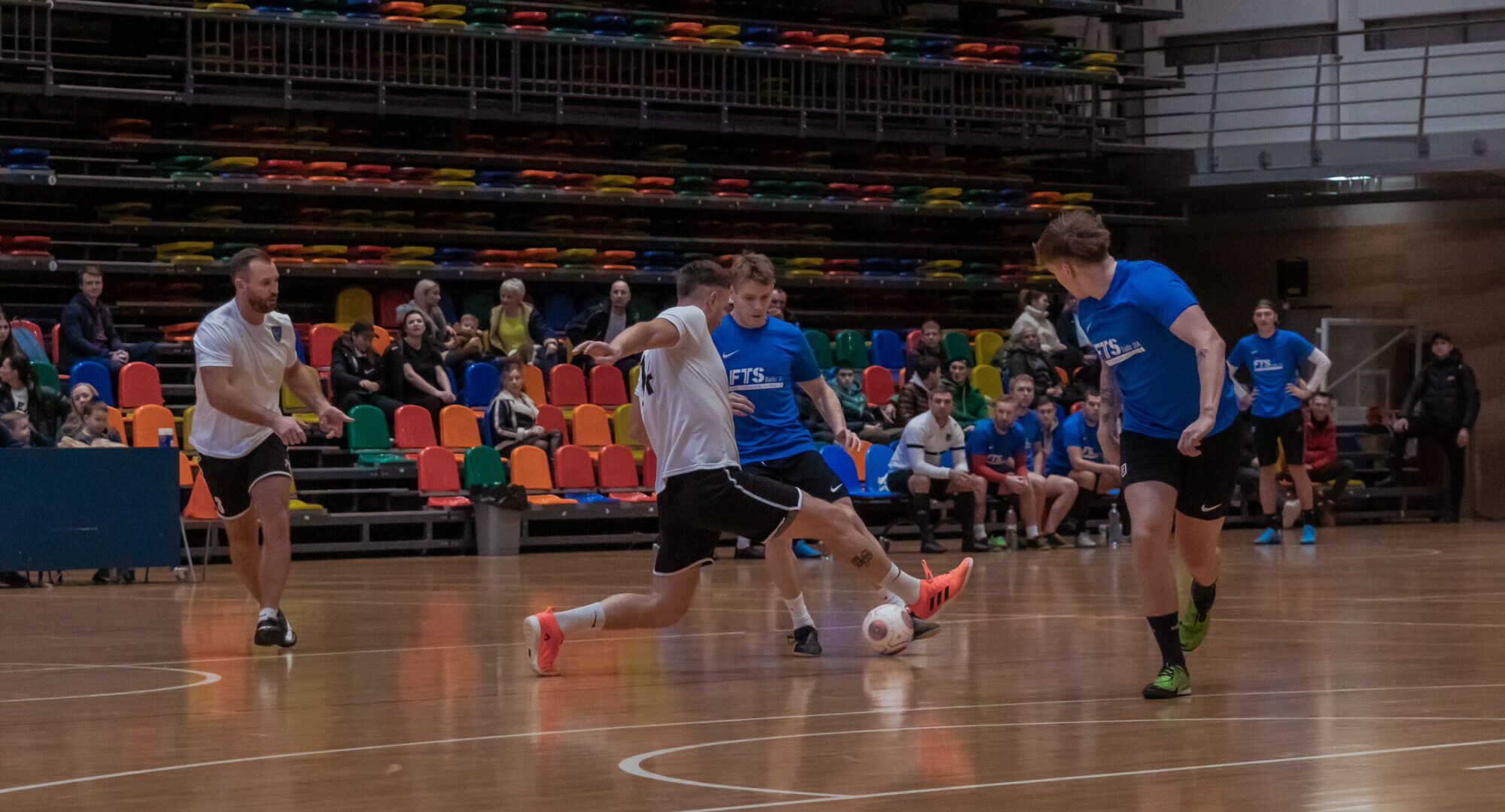 Noskaidroti pilsētas amatieru telpu futbola čempionāta pusfinālisti
