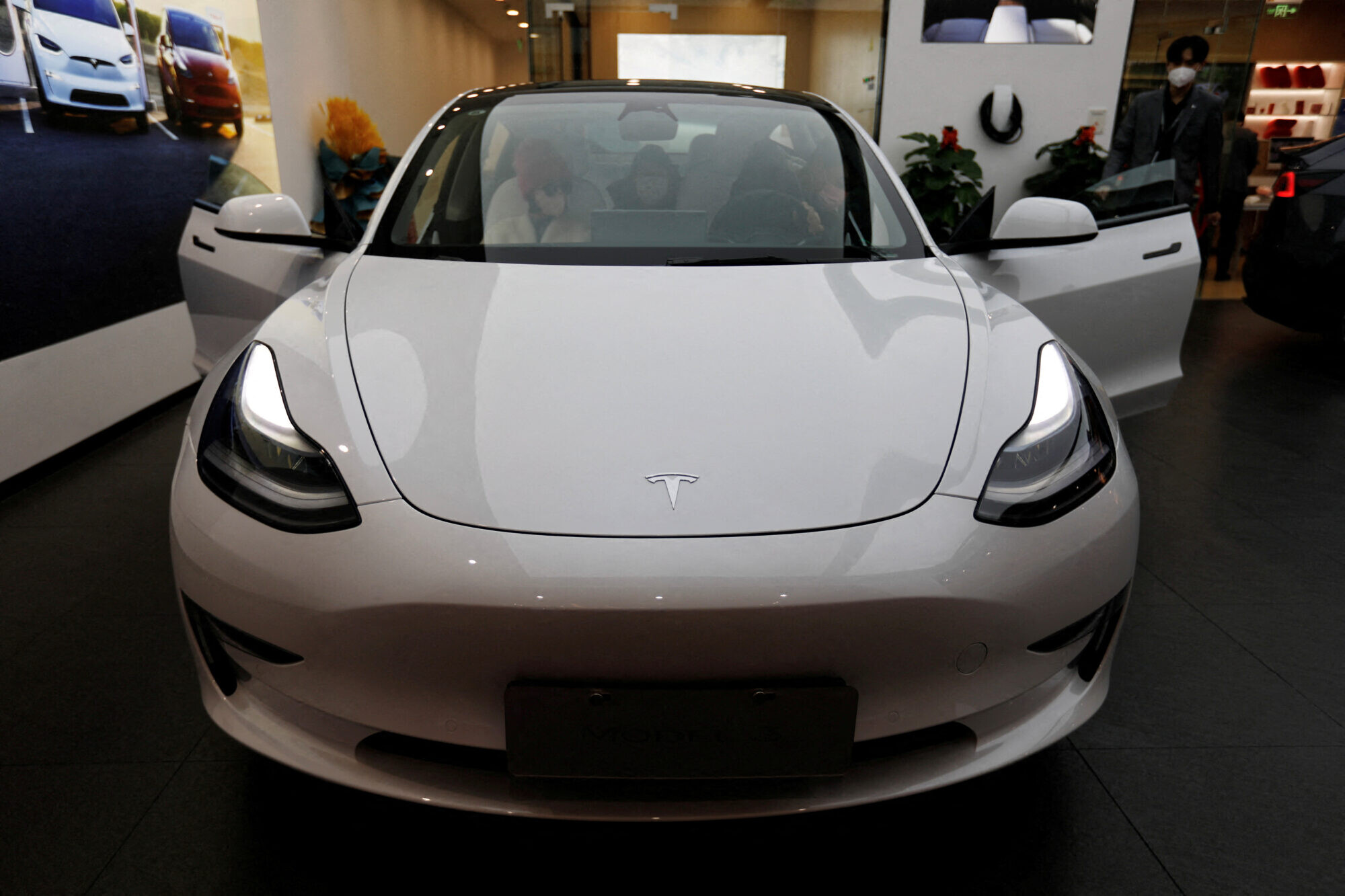 “Tesla” šoferu asistentu sistēmas problēmu dēļ “atsauc” 360 000 automobiļu