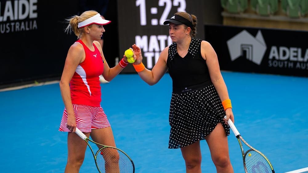 Ostapenko dubultspēlē sasniedz Dubaijas “WTA 1000” sērijas turnīra pusfinālu