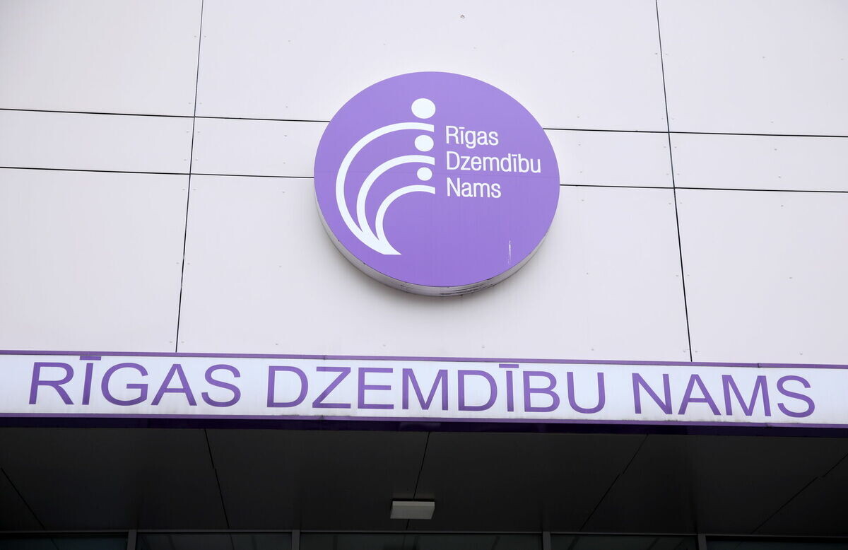 Rīgas Dzemdību namā kupla ģimene sagaidījusi šogad pirmos trīnīšus