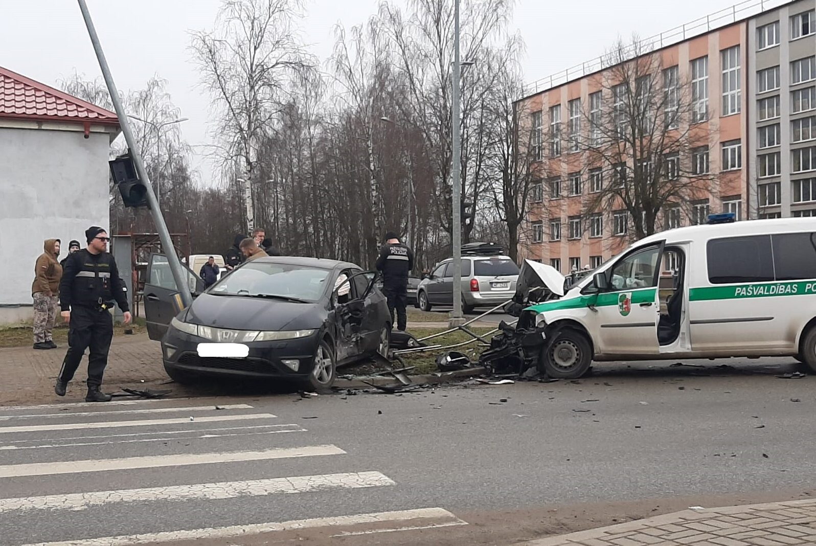 Foto un video: Policisti šokā, “Hondas” vadītāja slimnīcā. Traka avārija Salmu un Ganību ielas stūrī