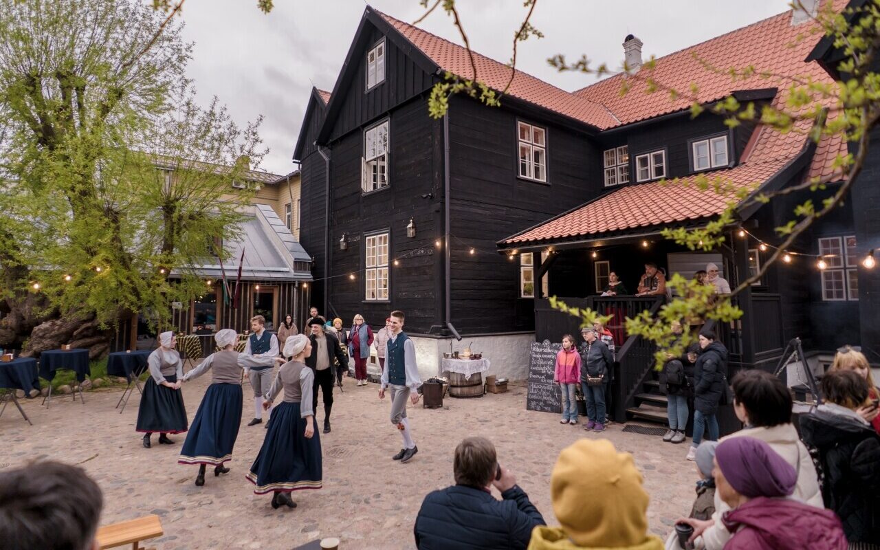 Liepājas 17.-19. gs. interjera muzejs aicina uz “Hoijeres nama godībām”