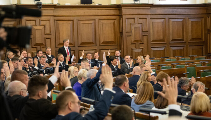Saeima pēc debatēs pavadītas nakts pieņem valsts 2023. gada budžetu