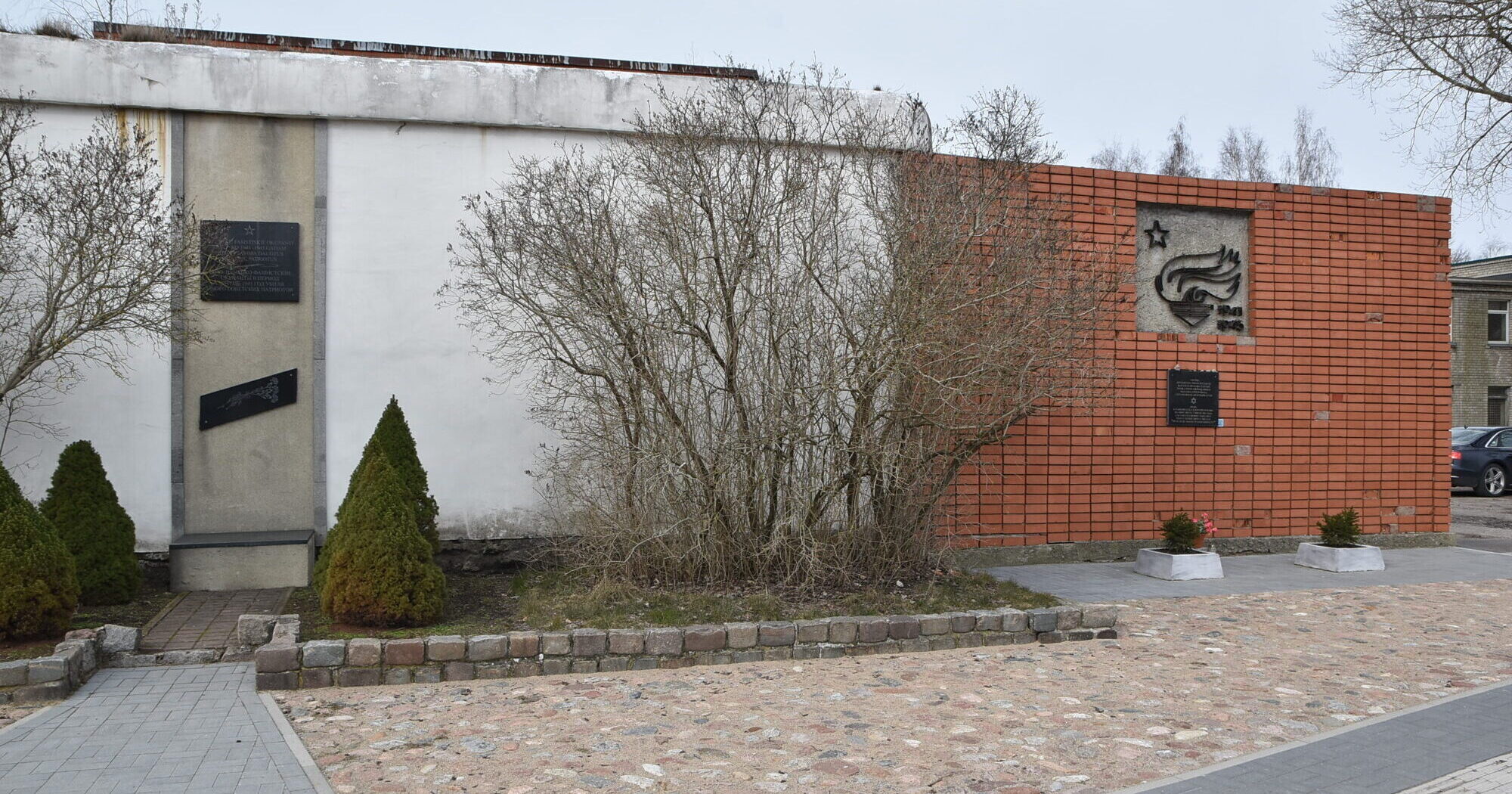 Liepājas pieminekļi un plāksnes: Nesalasāmi burti, ideoloģiska oderīte un neuzcelti monumenti