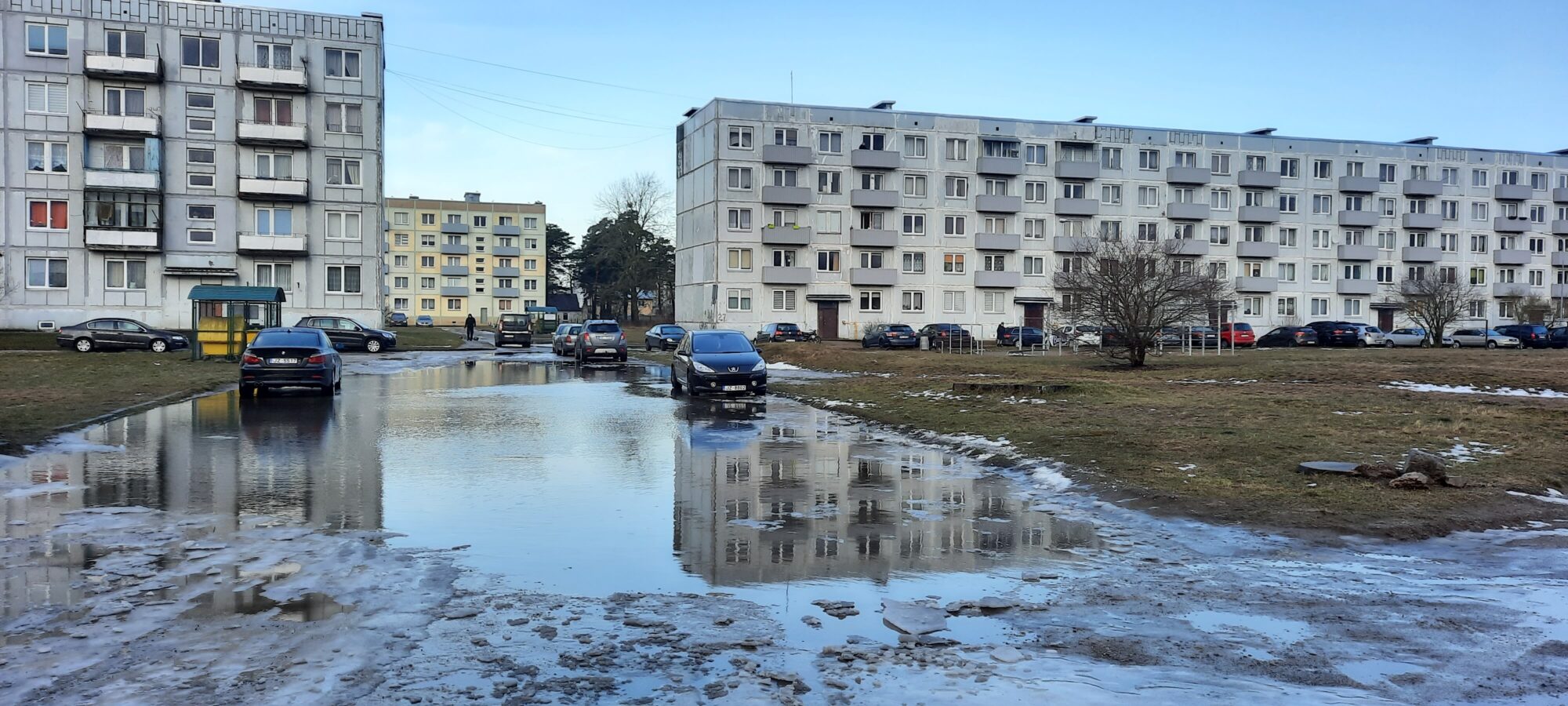 Pēc lietus pagalms Ģenerāļa Baloža ielā pārvēršas dīķī