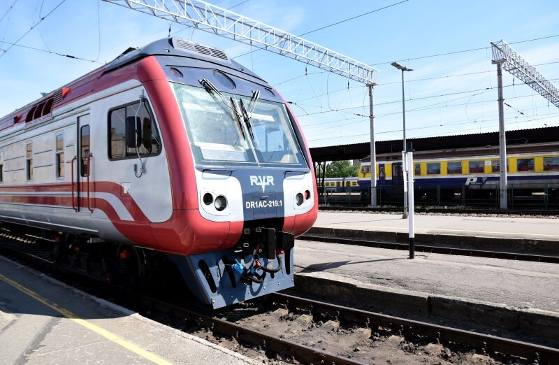 Raidījums: “Pasažieru vilciens” pērk elektrību no kompānijas valdes priekšsēdētāja brālim piederoša uzņēmuma