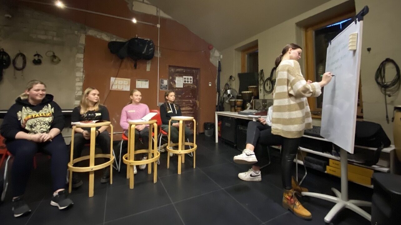 Liepājas skolnieces māca Ukrainas jauniešiem latviešu valodu