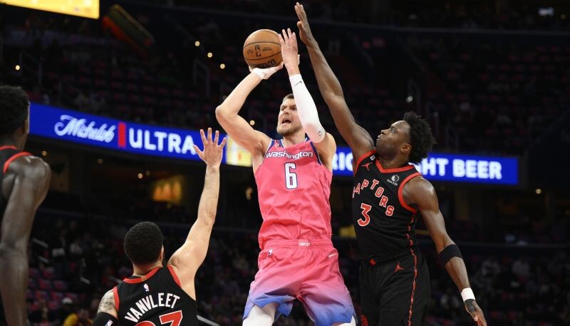 Porziņģis gūst 25 punktus “Wizards” uzvarā pār “Raptors”