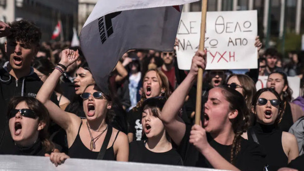 Atēnās protestos saistībā ar traģisko vilcienu katastrofu izceļas sadursmes ar policiju