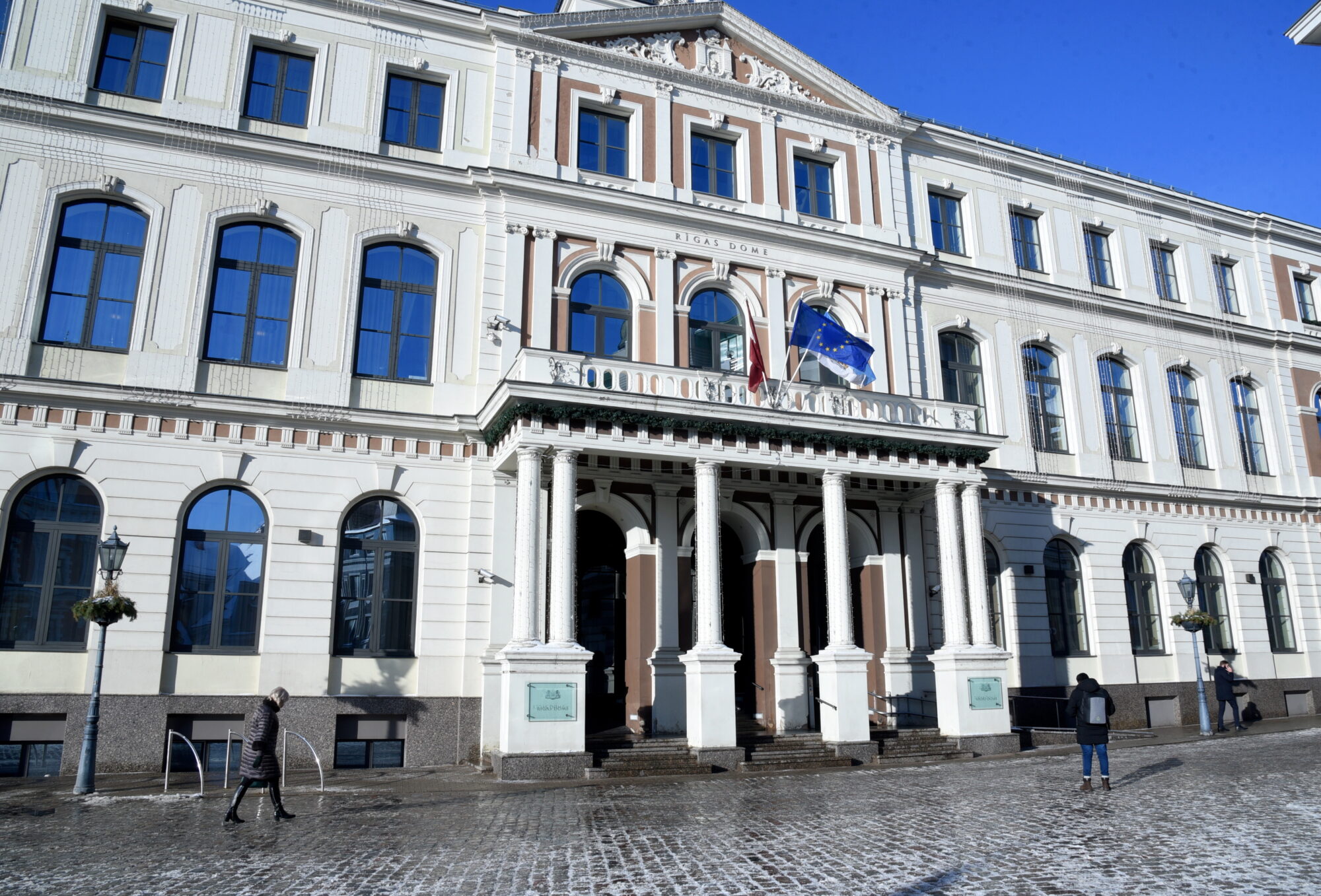 Jaunā Rīgas domes koalīcija apņēmusies iesaldēt deputātu algas