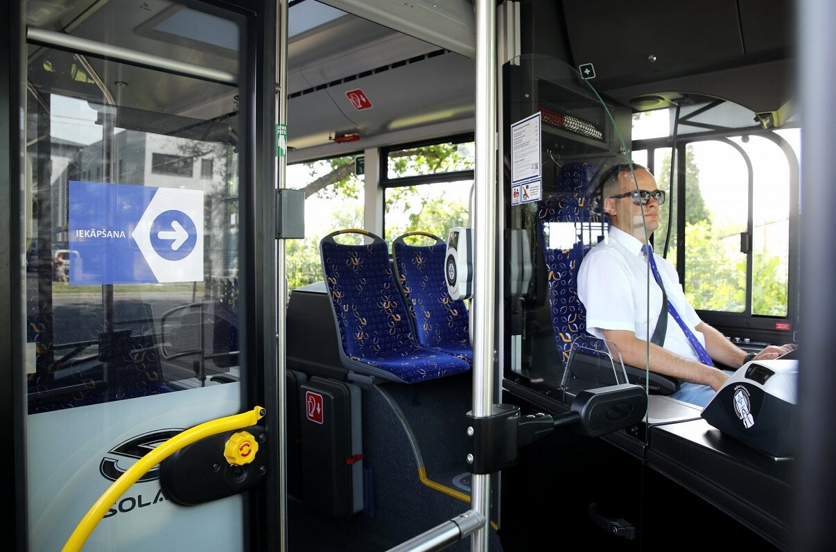 Tiesībsargs: Bāreņiem jāatjauno tiesības pilsētas sabiedriskajā transportā braukt bez maksas