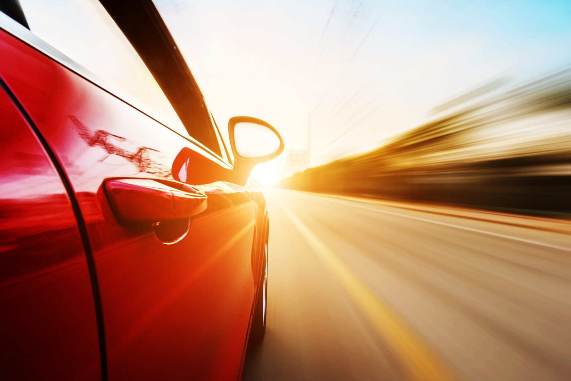 Pasaule mainās, un autoražotāji pielāgojas: arī sportiskie SUV modeļi prot taupīt