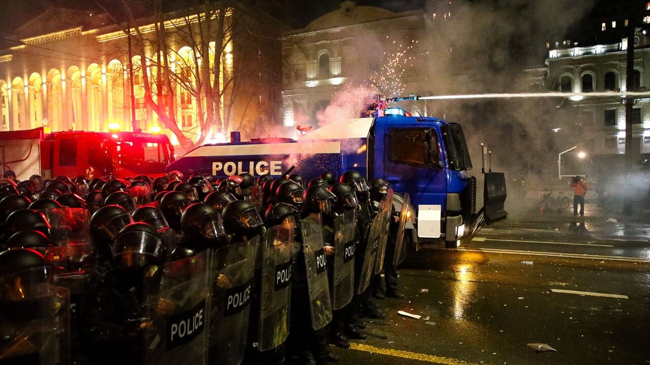Gruzijā protestē vismaz 30 000 cilvēku