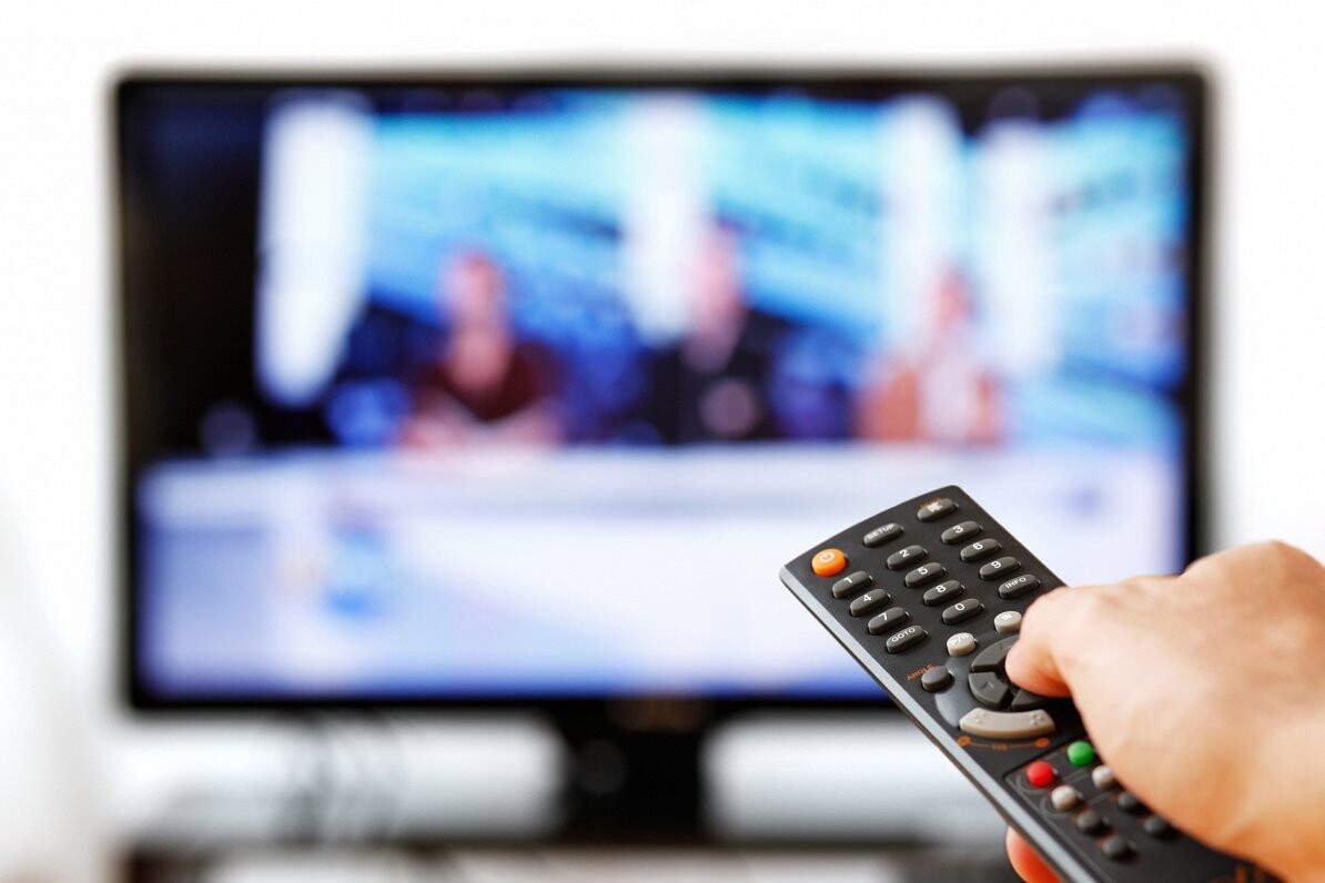 Divus vīriešus aiztur aizdomās par nelegālo televīziju pakalpojumu izplatīšanu iedzīvotājiem