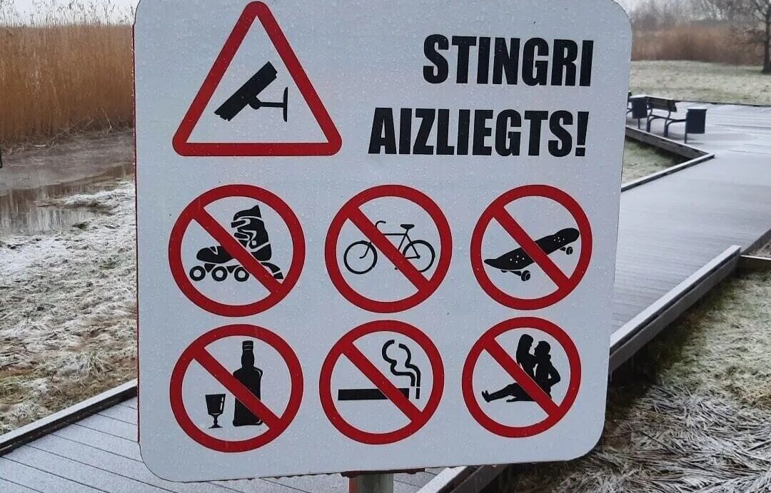 Aizlieguma zīme brīdina: bērnu rotaļlaukumā ar seksu nodarboties nedrīkst