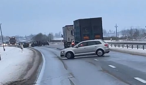 Video: Avārijas dēļ bija slēgta Liepājas-Rīgas šoseja pie Saldus. Satiksme atjaunota