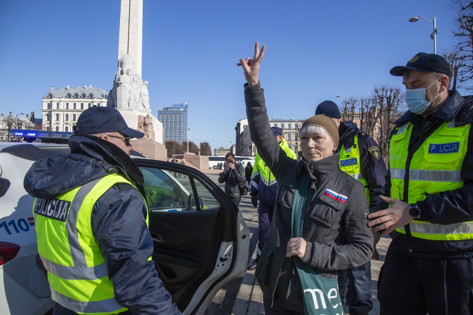 Par kara slavinošu simbolu izmantošanu aizturētajai mājsaimniecei liedz izbraukt no valsts