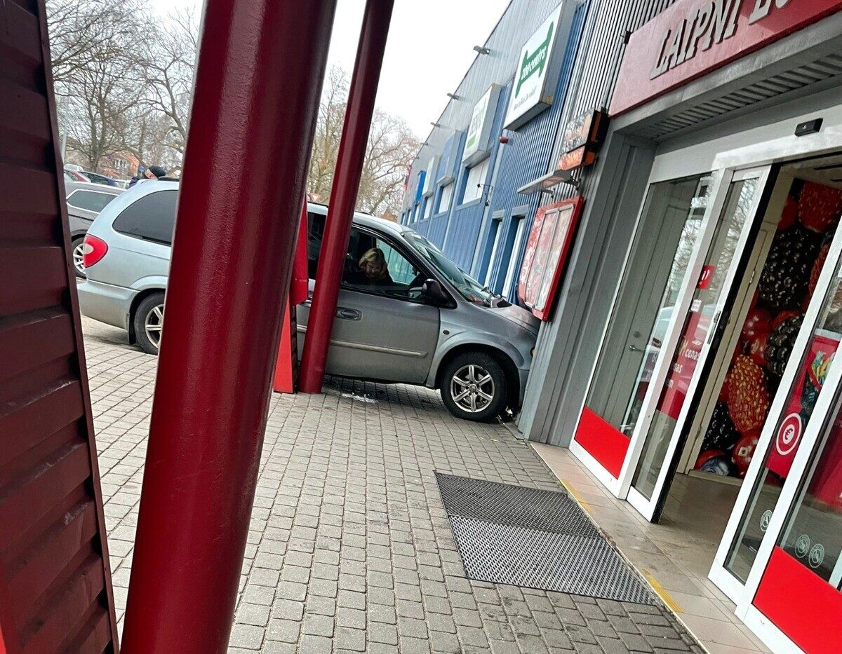 Atkal kāds iebrauc Ganību ielas “Rimi” sienā