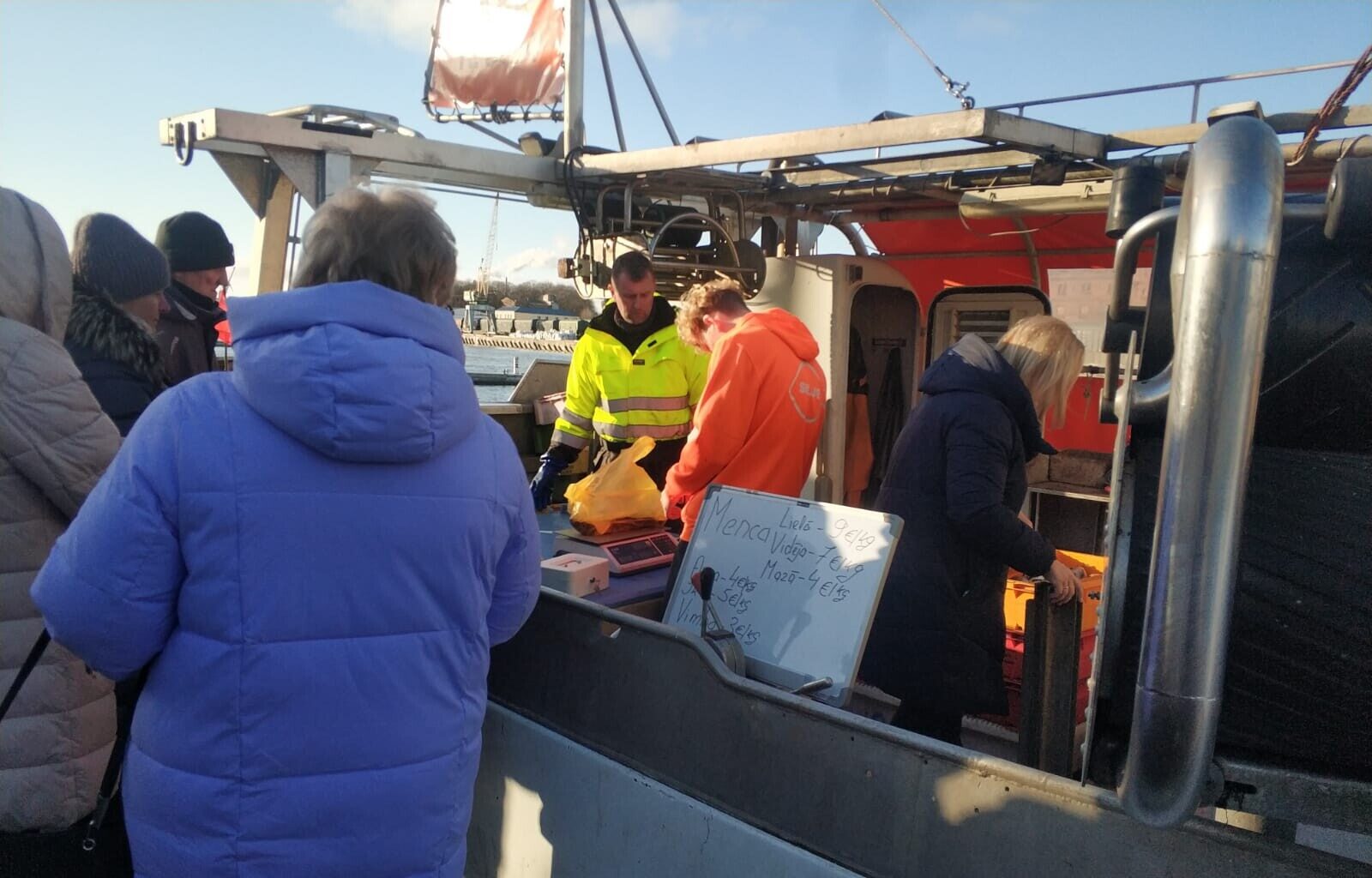 Foto un video: Liepājnieki noilgojušies pēc tikko zvejotām mencām