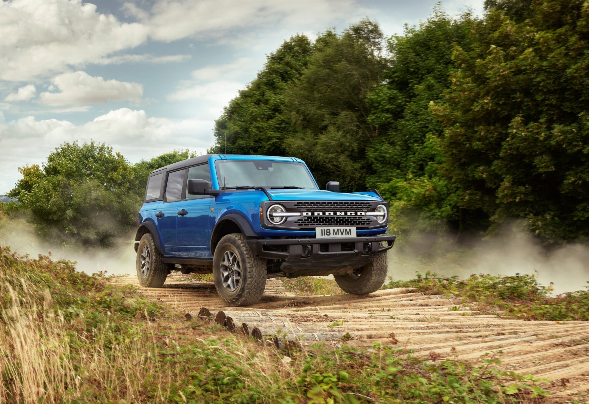 Ikoniskais “Ford Bronco” bezceļnieks ierobežotā skaitā dodas pie pircējiem Eiropā