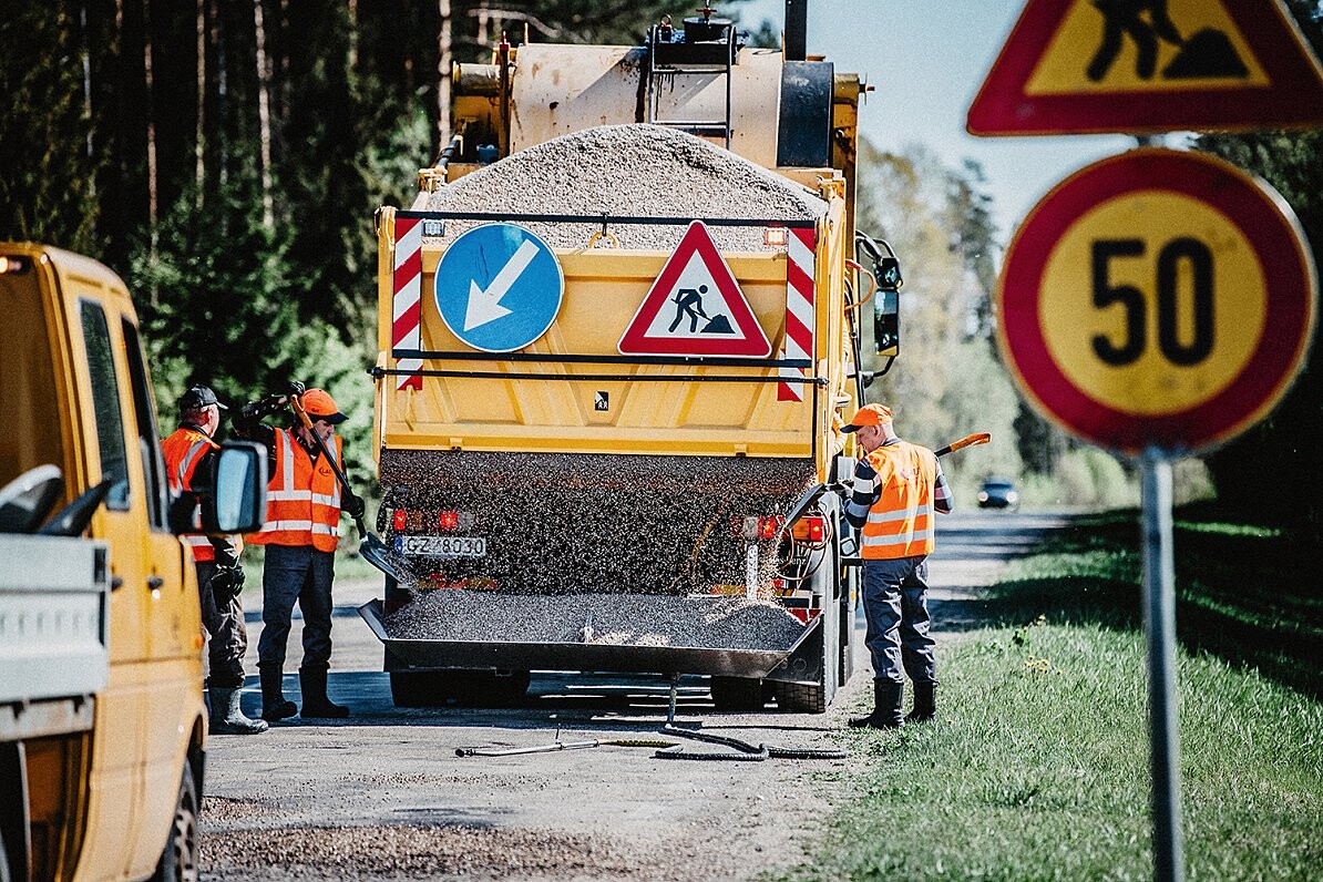Uz valsts autoceļiem atsākušies aktīvi remontdarbi un daudzviet ieviesti satiksmes ierobežojumi