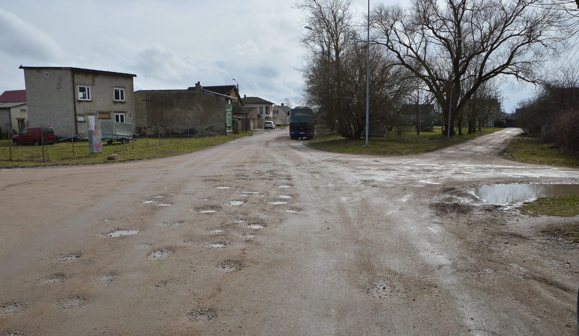 No putekļiem nav glābiņa, šonedēļ sākts apstrādāt grants ielas
