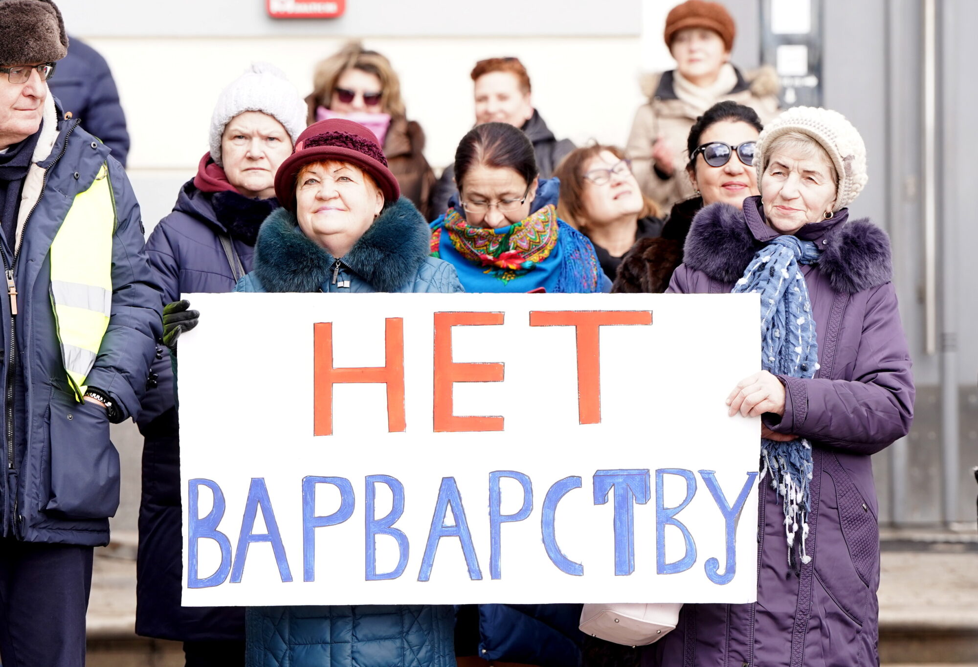 LKS organizētajā piketā pret Puškina pieminekļa aizvākšanu pulcējas ap 200 cilvēku