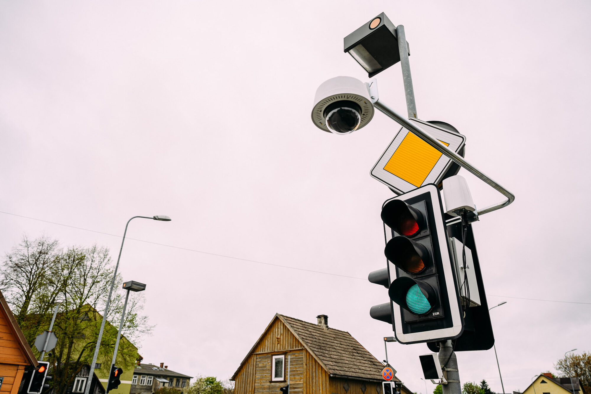 Liepājā autovadītājiem būs jābrauc uzmanīgāk – oficiāli sāks darboties viedais luksofors
