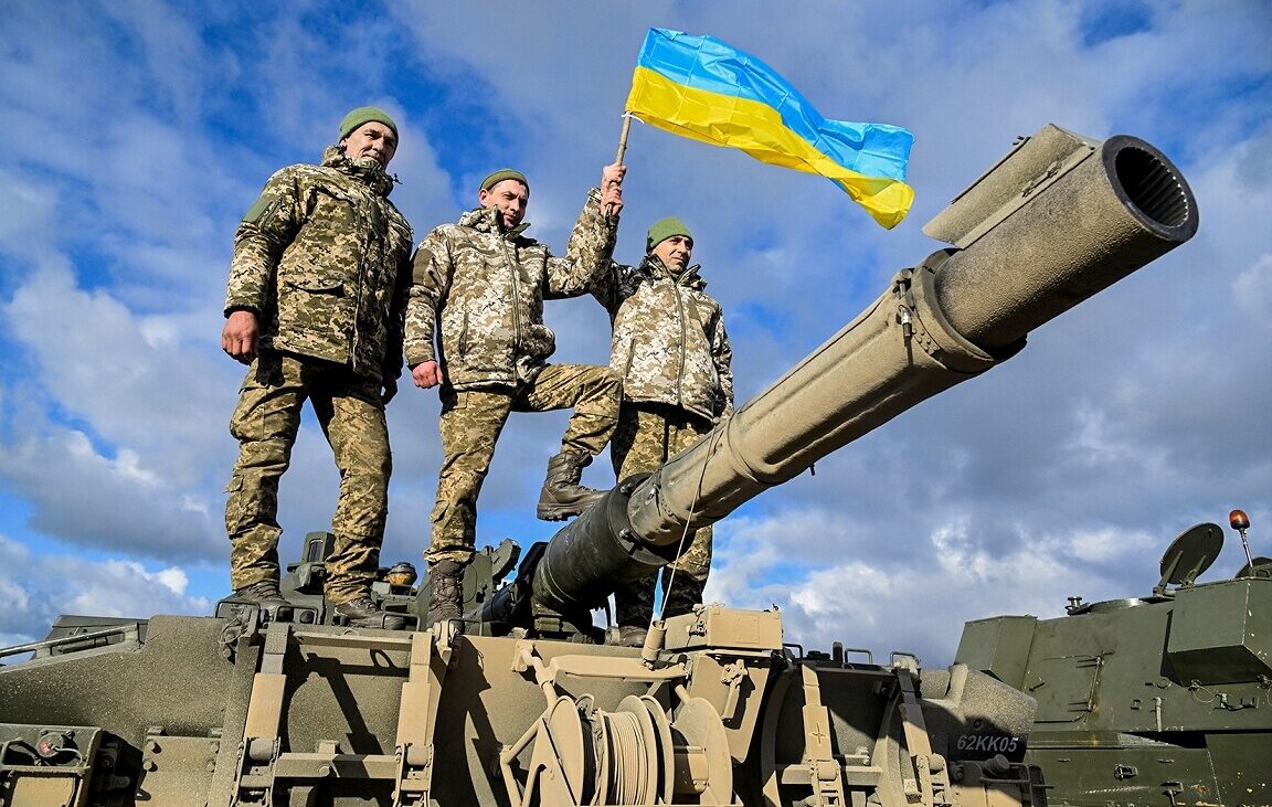 Ukrainas karavīri Lielbritānijā pabeiguši apmācības tanku “Challenger 2” izmantošanā