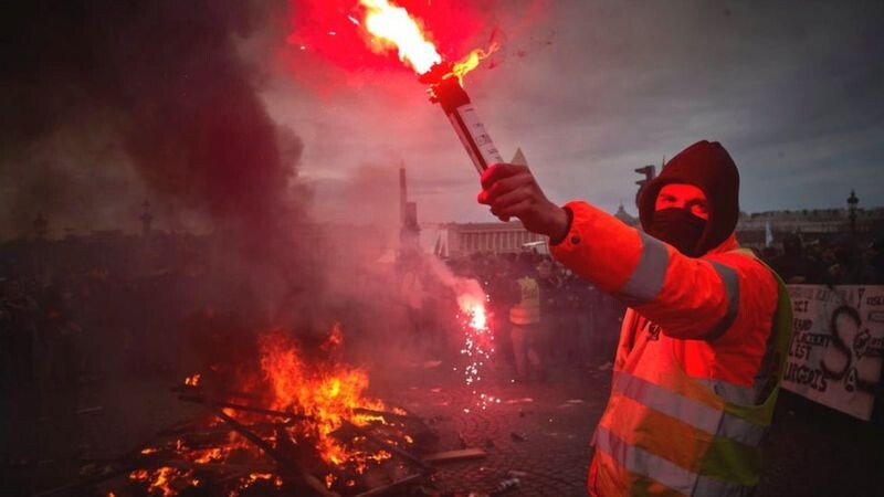 Francijā vardarbībā 1.maija protestu laikā aizturēti teju 300 cilvēki