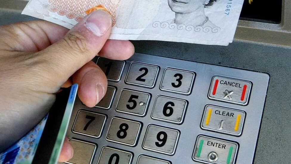 Glāzgovā tēvs pie bankomāta mēģina aplaupīt savu dēlu