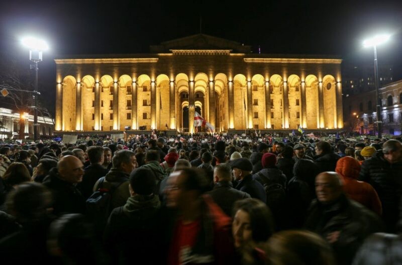 Tbilisi turpinās protesti pret “ārvalstu aģentu” likumu