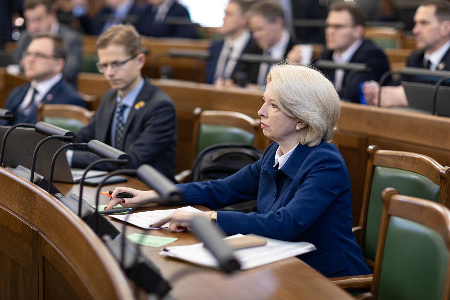Aizsardzības ministre no amata pienākumu pildīšanas atstādina divas ar armijas pārtikas iepirkumu saistītas amatpersonas